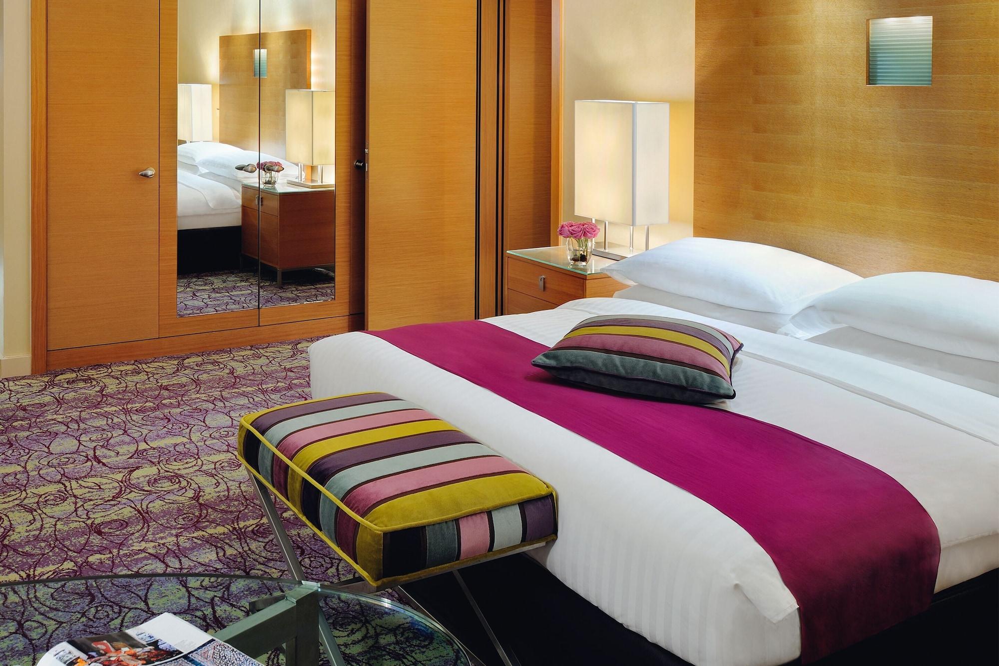 Qabila Westbay Hotel By Marriott Doha Bagian luar foto A room at the Mandarin Oriental, Munich