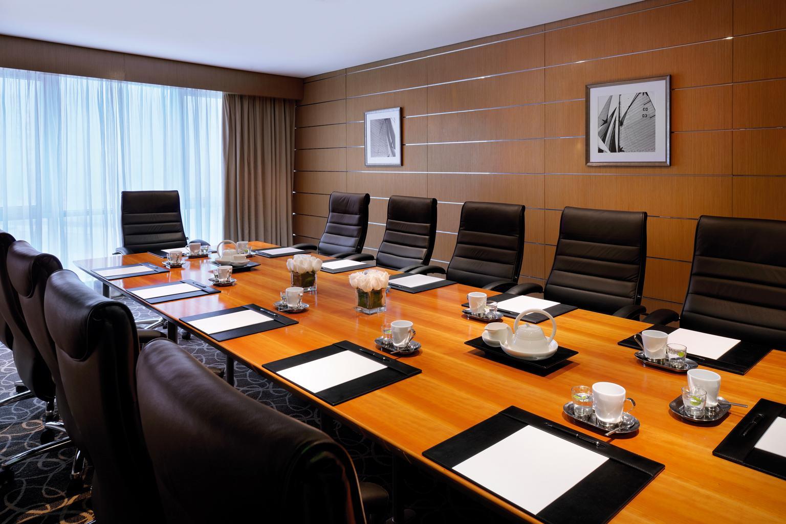 Qabila Westbay Hotel By Marriott Doha Bagian luar foto A boardroom
