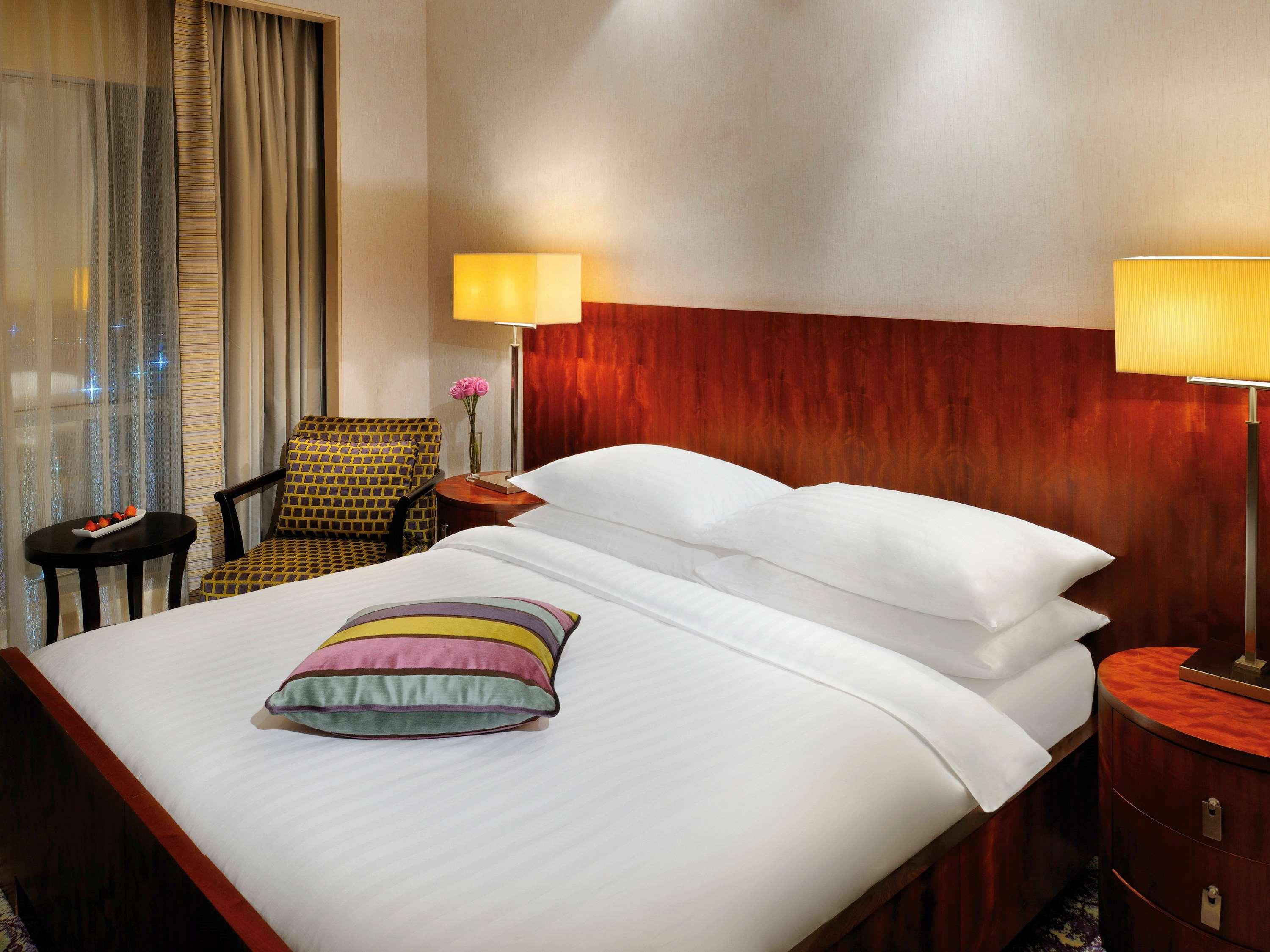 Qabila Westbay Hotel By Marriott Doha Bagian luar foto A bedroom at the hotel