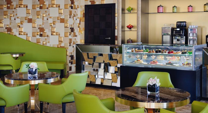 Qabila Westbay Hotel By Marriott Doha Bagian luar foto The Lounge at the airport