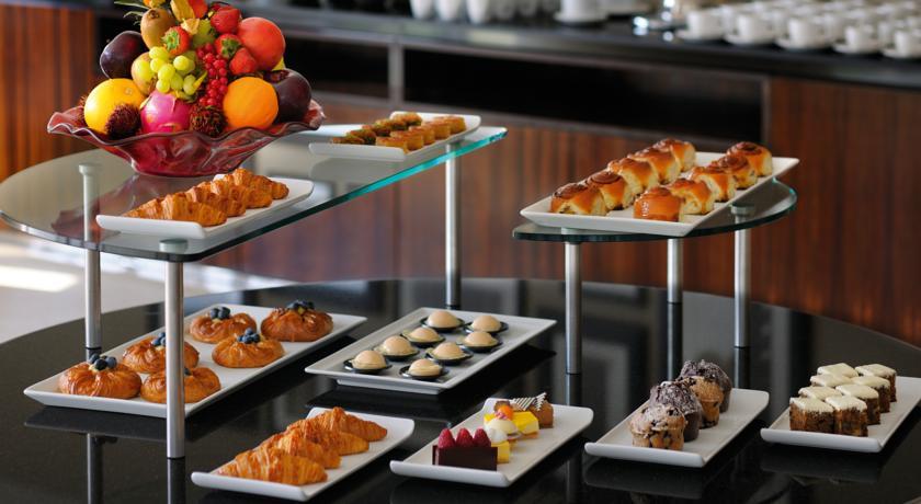 Qabila Westbay Hotel By Marriott Doha Bagian luar foto A selection of pastries