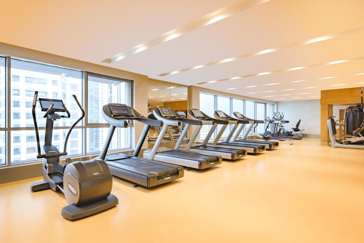 Qabila Westbay Hotel By Marriott Doha Bagian luar foto A row of treadmills