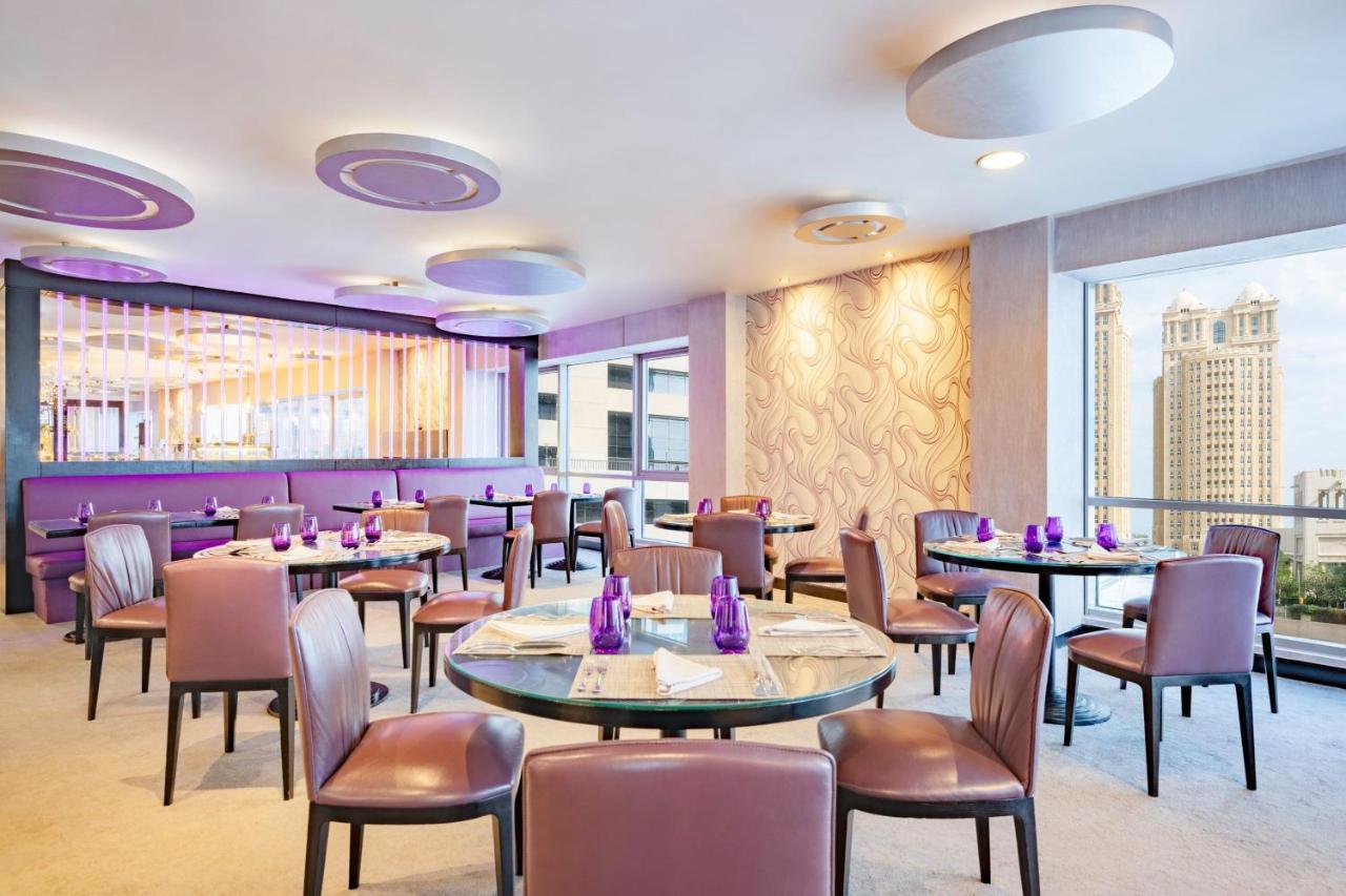 Qabila Westbay Hotel By Marriott Doha Bagian luar foto The interior of the restaurant