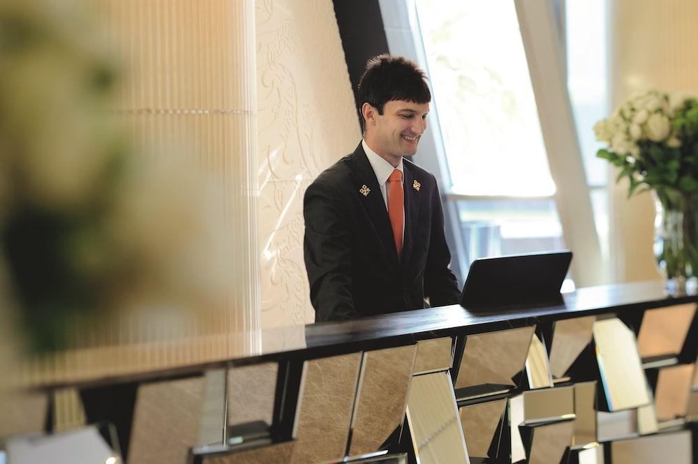 Qabila Westbay Hotel By Marriott Doha Bagian luar foto A student at the University of Westminster