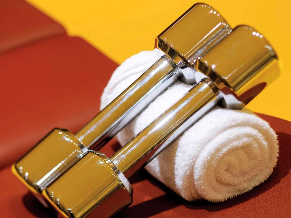 Qabila Westbay Hotel By Marriott Doha Bagian luar foto A pair of hexagonal dumbbells