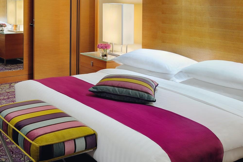 Qabila Westbay Hotel By Marriott Doha Bagian luar foto A bedroom at the hotel