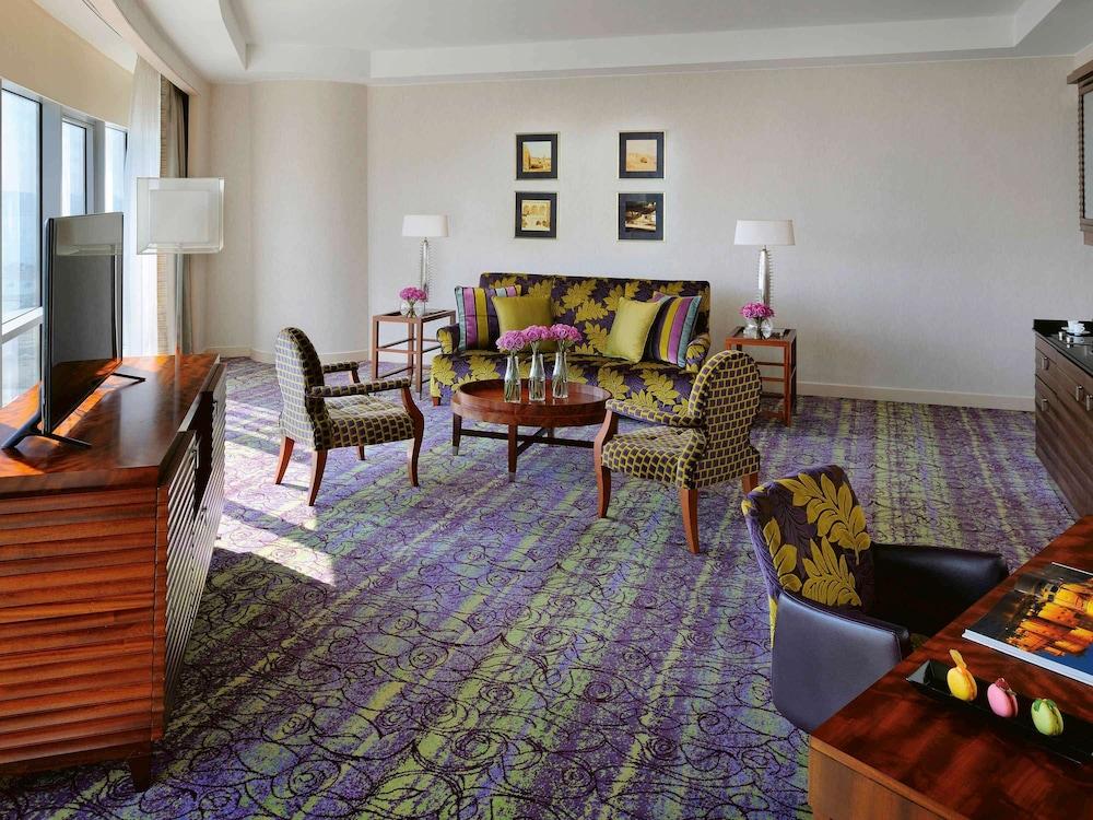 Qabila Westbay Hotel By Marriott Doha Bagian luar foto A suite at the hotel