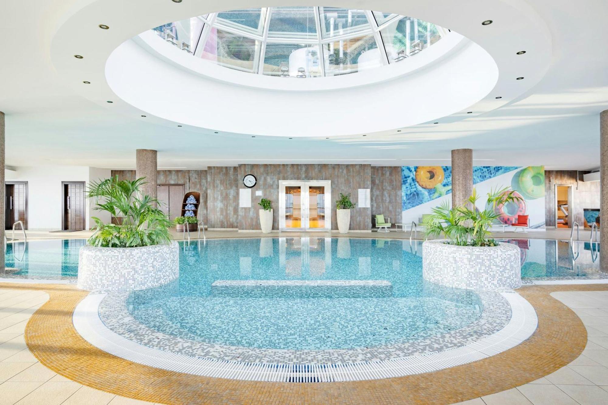 Qabila Westbay Hotel By Marriott Doha Bagian luar foto The swimming pool at the hotel